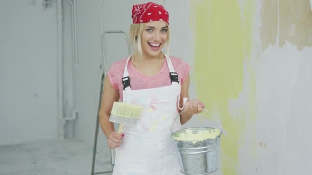 Mujer alegre con pincel y cubo de pintura — Vídeos de Stock