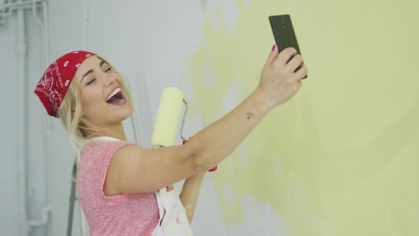 Painting wall woman taking selfie — Stock Video