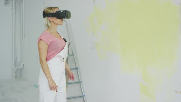 Mujer en overol usando auriculares de realidad virtual — Vídeos de Stock