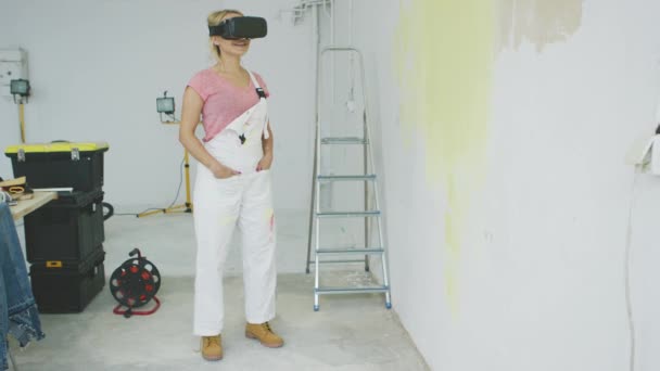 Γυναίκα ζωγράφος απολαμβάνοντας σετ κεφαλής εικονικής πραγματικότητας — Αρχείο Βίντεο
