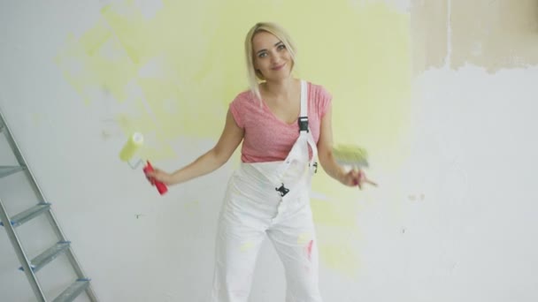 Mujer relajada bailando con rodillo de pintura — Vídeos de Stock