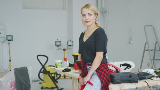 Krásná stylová žena stojící na workbench — Stock video