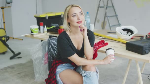 Модна жінка сидить на столярній верстаті — стокове відео