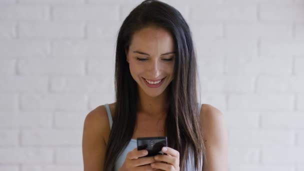 Sonriente morena usando smartphone — Vídeos de Stock