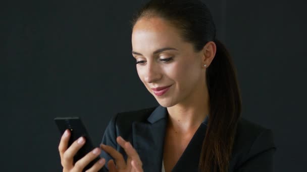 Bizneswoman z brązowe włosy przy użyciu smartfona — Wideo stockowe