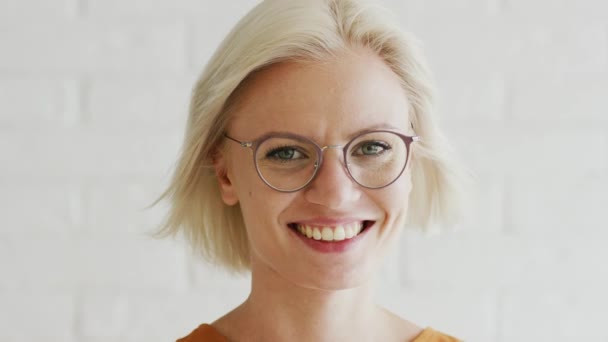 Mujer bonita con el pelo corto — Vídeos de Stock