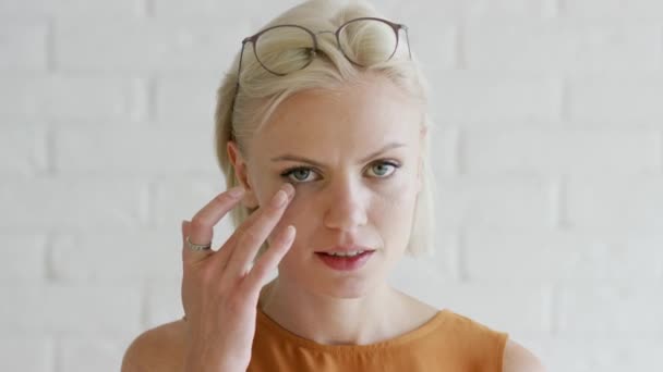 Mulher com cabelo curto aplicando creme — Vídeo de Stock