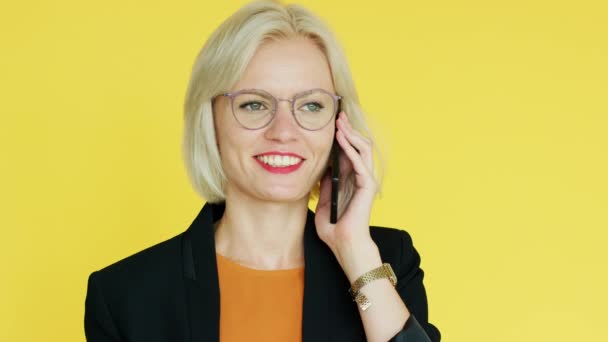 Vrolijke zakenvrouw smartphone gesprek — Stockvideo