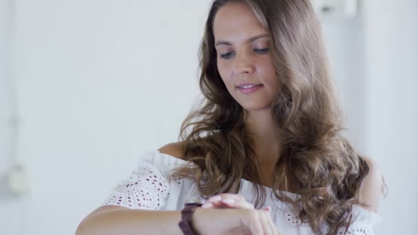 Žena s vlnité vlasy kontrola času — Stock video
