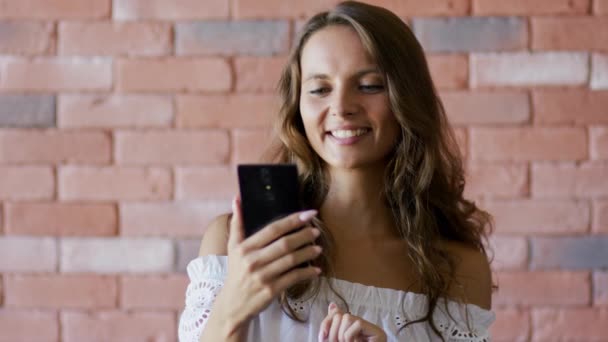 Mujer alegre haciendo videollamada — Vídeo de stock