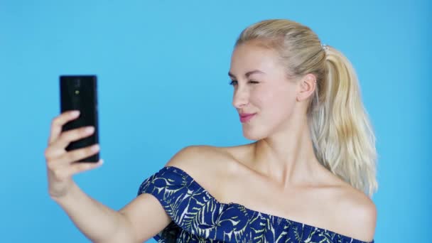 Giovane donna ammiccando e prendendo selfie — Video Stock