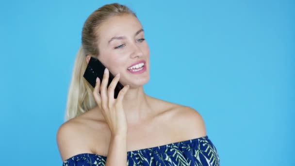 Žena s culíkem mluvit na telefonu — Stock video