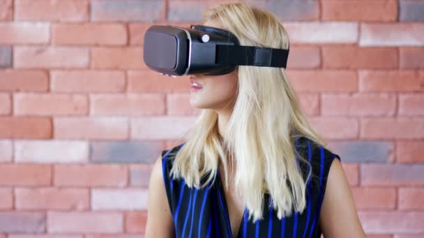 穿VR护目镜的年轻女人 — 图库视频影像