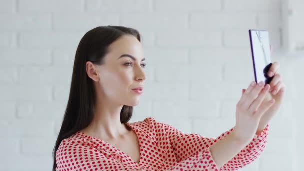 Bájos hölgy selfie figyelembe — Stock videók
