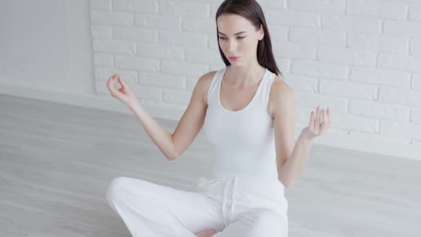 Молодая женщина медитирует и отворачивается — стоковое видео