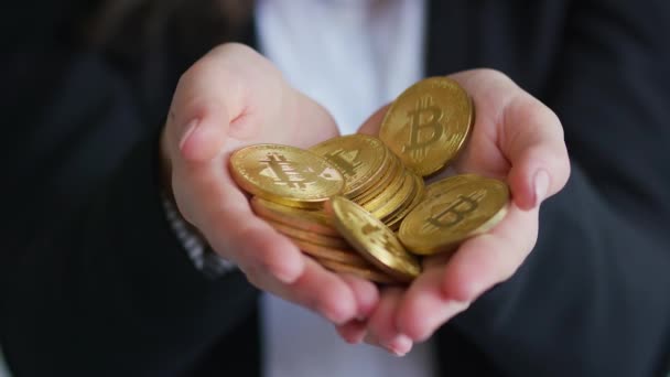 Mulher de negócios cultivada segurando bitcoins — Vídeo de Stock