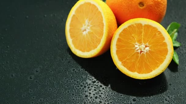 Naranja con hoja sobre mesa húmeda — Vídeos de Stock