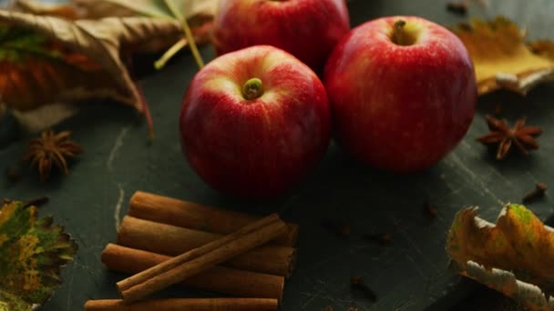 Červená jablka a koření — Stock video