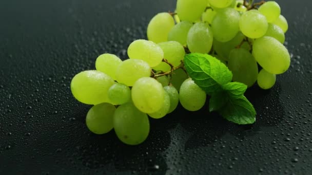 Пучок зеленого винограда — стоковое видео