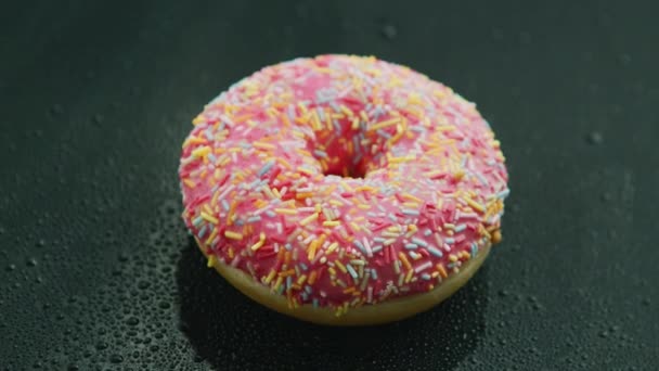 Розовый пончик с брызгами — стоковое видео