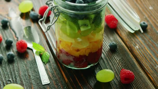 Frutas frescas en frasco de vidrio — Vídeo de stock