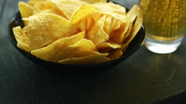 Placa con nachos y cerveza — Vídeos de Stock