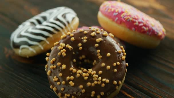 Assortiment van donuts met verschillende decor — Stockvideo