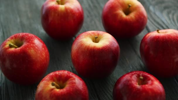 Manzanas maduras sobre mesa de madera — Vídeo de stock