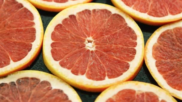 Складені скибочки червоного грейпфрута — стокове відео