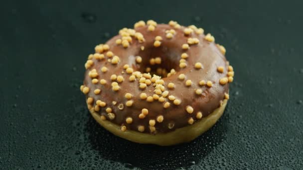 Geglazuurde chocolade donut — Stockvideo