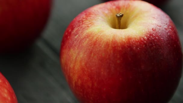 Primer plano de la manzana roja madura — Vídeo de stock