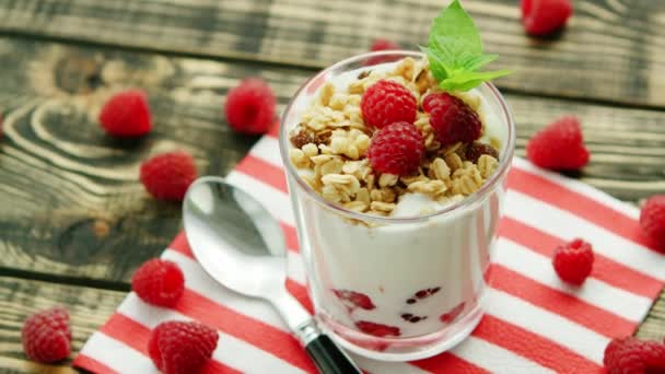 Подавать йогурт с малиной на салфетке — стоковое видео