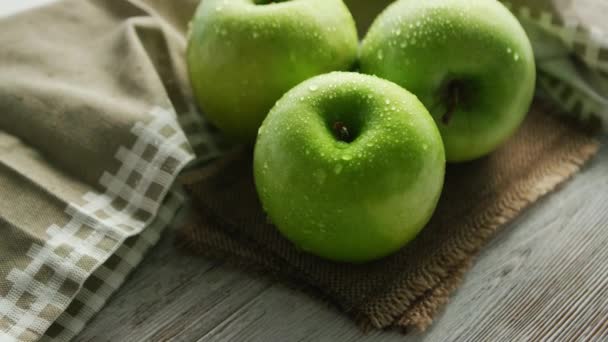 Зеленые яблоки в каплях воды — стоковое видео