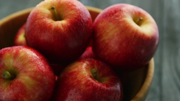 Gros plan de pommes rouges dans un bol — Video