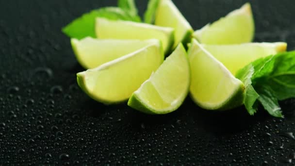 Lime segment med myntablad — Stockvideo