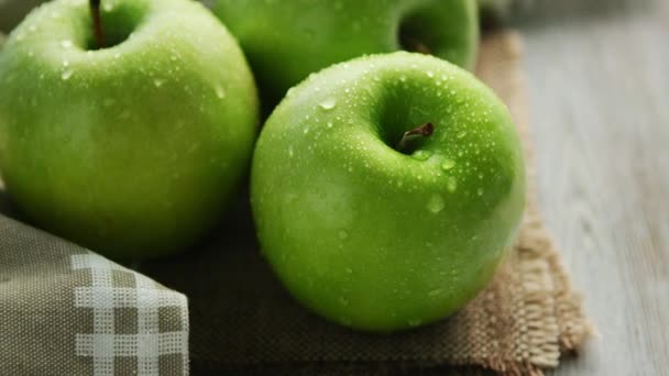 Grüne nasse Äpfel in Tropfen — Stockvideo