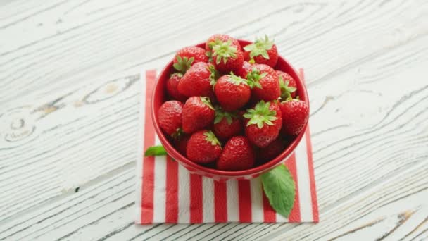 Frische Erdbeere in Schüssel — Stockvideo