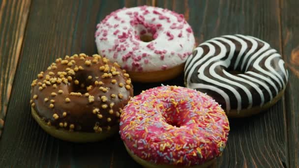 Zoete donuts met verschillende beglazing — Stockvideo