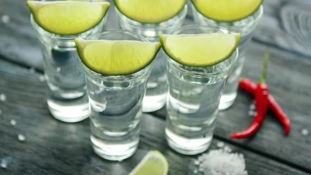 Tequila-Shots auf dem Tisch serviert — Stockvideo