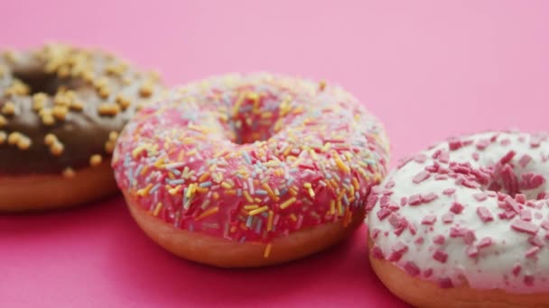 Rij van de geglazuurde zoete donuts — Stockvideo