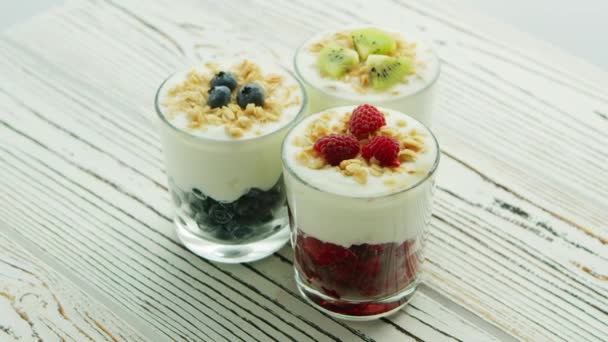 Csésze bogyós gyümölcsök és a tejszín — Stock videók