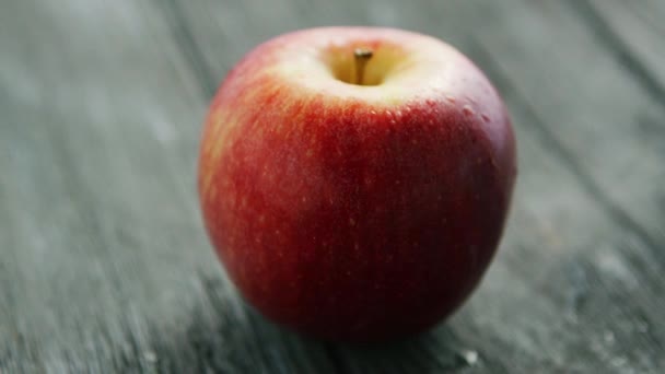 Manzana roja madura en escritorio de madera — Vídeo de stock