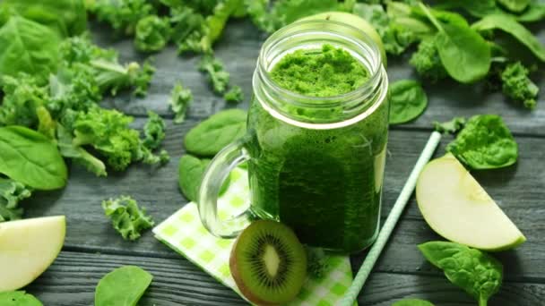 Pot en verre avec smoothie vert — Video