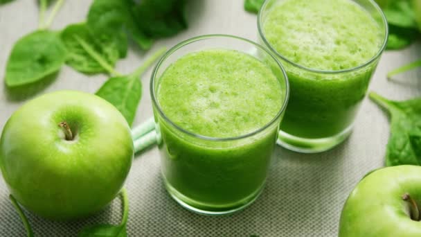 Κύπελλα με πράσινο smoothie στο τραπέζι — Αρχείο Βίντεο