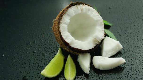 Verse samenstelling van limoen en kokos — Stockvideo
