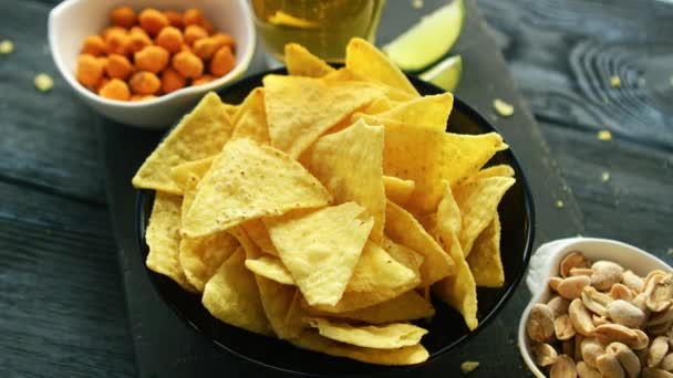 Placa de chips de milho com nozes — Vídeo de Stock