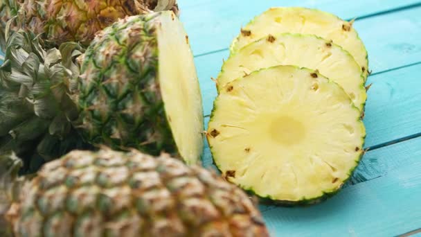 Куски свежего ананаса — стоковое видео