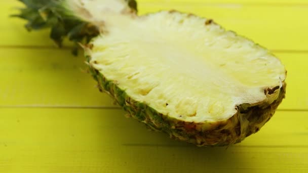 Die Hälfte der geschnittenen frischen Ananas — Stockvideo