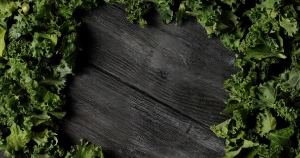 Hojas compuestas de ensalada verde sobre madera — Vídeo de stock