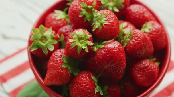 Bowl of fresh strawberries — Stock Video